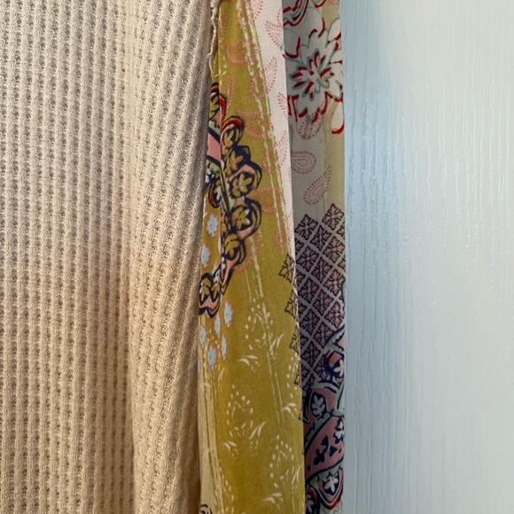 Hummingbird brand thermal with tie front printed sleeve top in size medium. - Picture 4 of 8